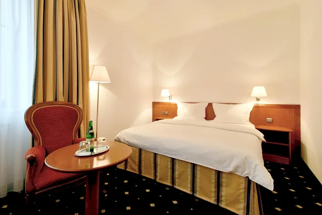 غرفة بسرير مزدوج أو سريرين منفصلين، Coronet Hotel 7/10