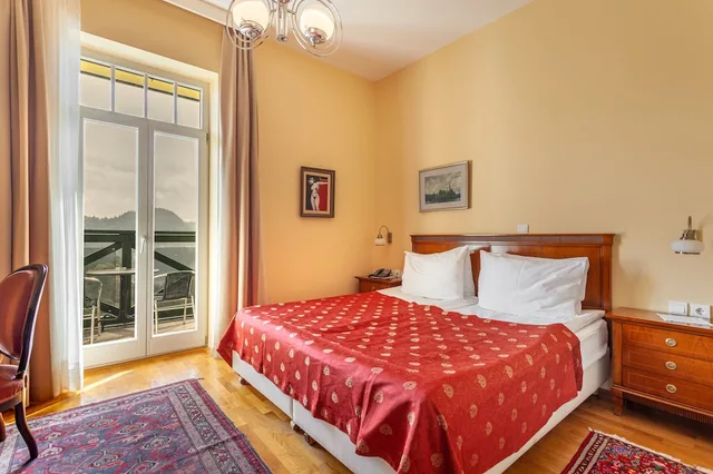 غرفة بسريرين منفصلين بإطلالة على البحيرة بشرفة، Hotel Triglav Bled 1/7
