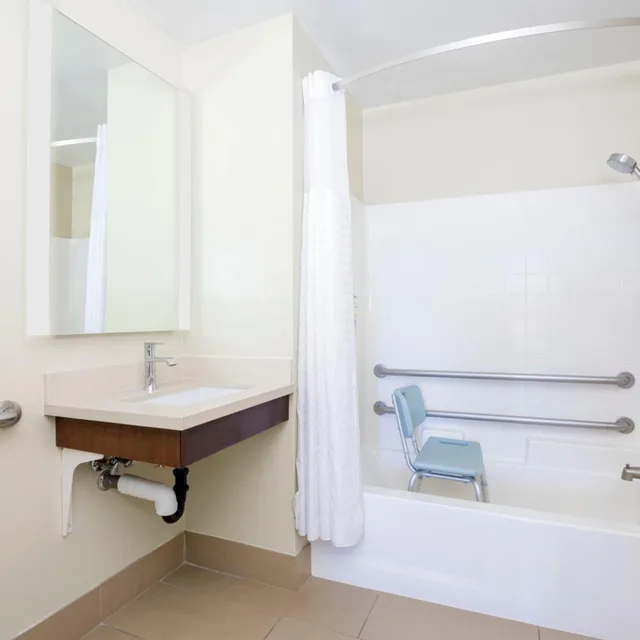 جناح استوديو بسرير كوين بحوض استحمام لذوي الإعاقة، Staybridge Suites Reno 3/3