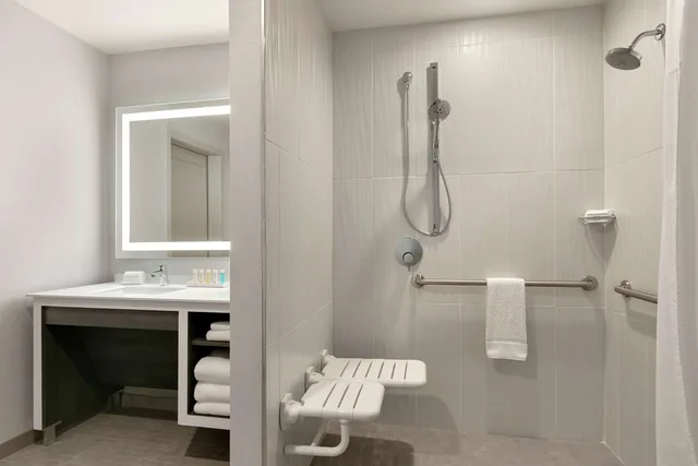 جناح بسرير كينج بغرفتين لذوي الإعاقة، Embassy Suites by Hilton Atlanta Midtown 2/2