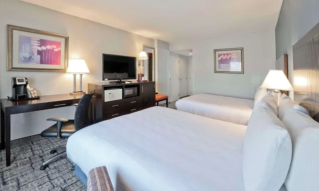 غرفة قياسية بسريرين كوين، Best Western Plus Hotel & Conference Center 4/7