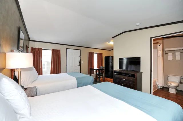 غرفة بسريرين مزدوجين بمطبخ صغير، Instalodge Hotel And Suites 1/4