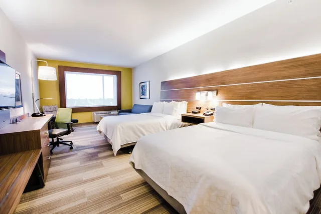 جناح بسريرين كوين مع أريكة، HOLIDAY INN EXPRESS & SUITES WEST EDMONTON-MALL AREA 1/7
