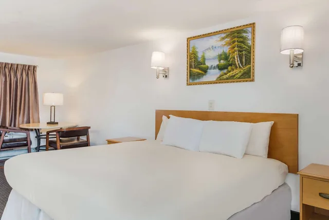 غرفة بسرير كينج، Americas Best Value Inn Suites Hyannis Cape Cod 1/6