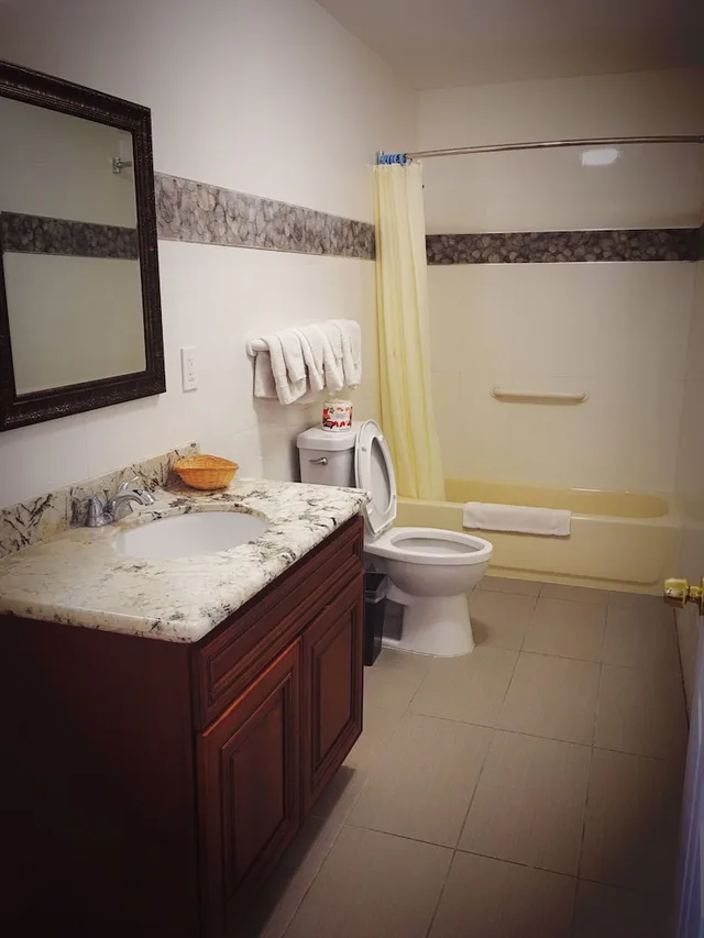 Renovated, Suite, 3 King Beds، Norwalk inn & suites 6/10