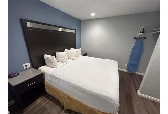 جناح بسرير كينج لغير المدخنين مع أريكة سرير، Motel6 Yuba City, CA 9/10