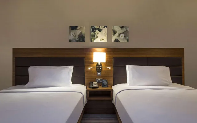 غرفة بسرير كينج وسرير كوين، Hilton Garden Inn Ras Al Khaimah 3/5