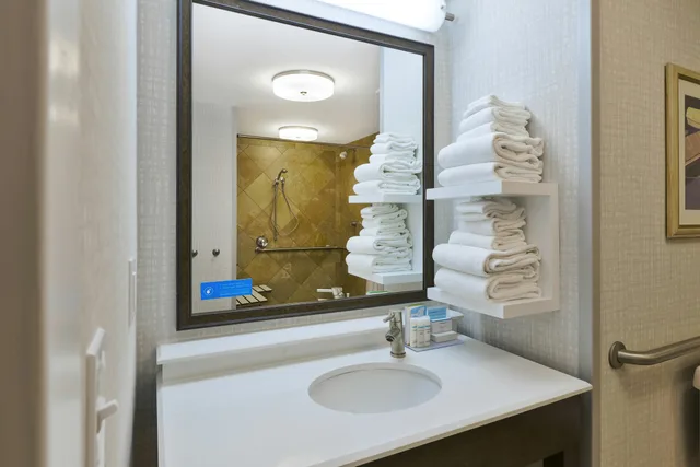 غرفة بسريرين كوين مع أريكة لذوي الإعاقة، Hampton Inn & Suites Wells-Ogunquit 3/3