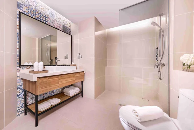 غرفة عائلية بسرير كينج وسرير كوين وسرير فردي بشرفة، M Social Resort Penang 8/8