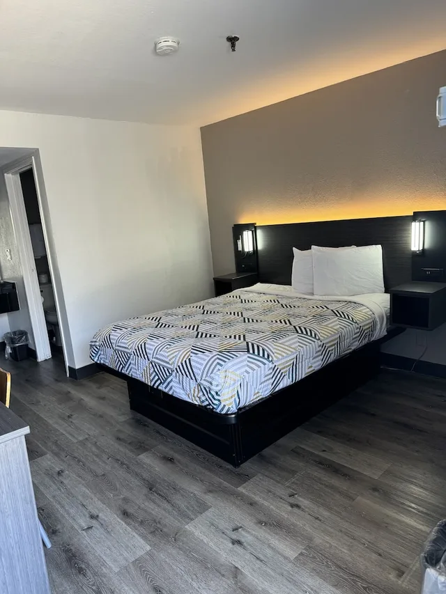 Standard, Queen Bed, Motel6 Bradenton, FL 3/10