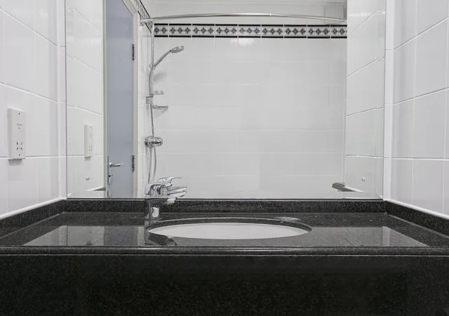 Park, Standard, Double Bed, Bathtub، Leonardo Hotel East Midland Airport 3/3
