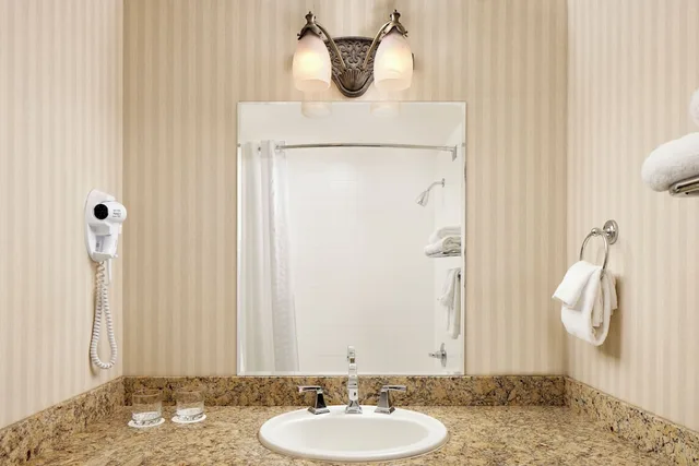 West, King Bed، The Marcus Whitman Hotel And Conference Center 2/2