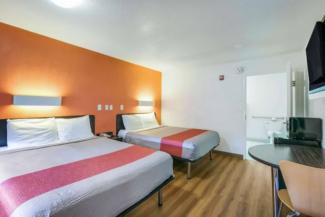 غرفة قياسية بسريرين كوين، Motel6 Dothan, AL 1/4