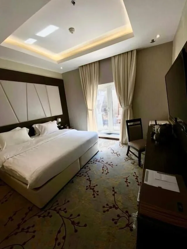 غرفة بسرير كينج بشرفة، Ayan furnished units and Suites 1/4