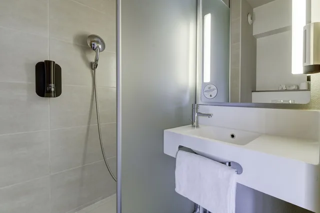 Room, Quadruple, Double and Twin Beds, B&B Hotel Marseille Prado Velodrome 8/9