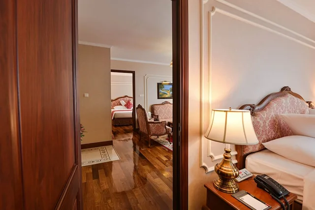 جناح ملكي بسريرين كينج، Hotel Grand Saigon 9/10