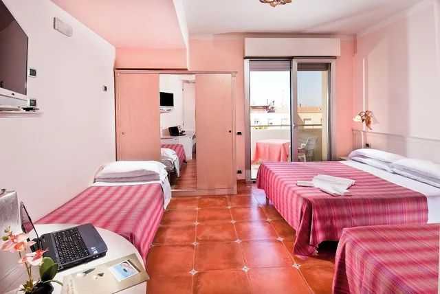 Relax, Quadruple, Double and Twin Beds, Hotel Le Querce 2/8