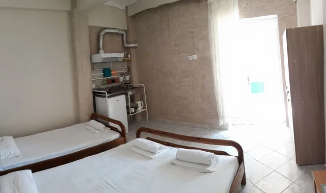 غرفة قياسية ثلاثية بسرير مزدوج وسرير فردي بإطلالة جزئية على البحر، Artemis Studios And Apartments 1/2