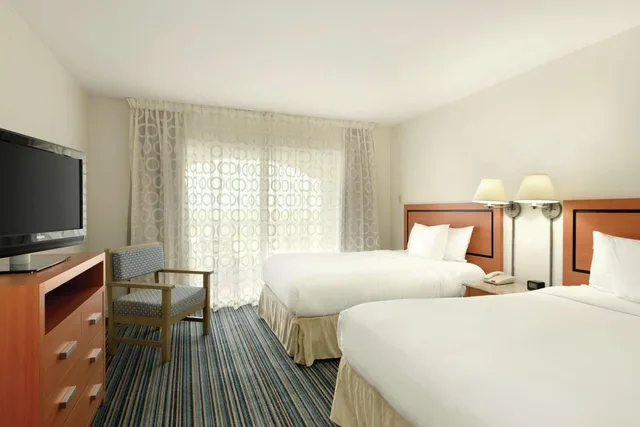 جناح بسريرين مزدوجين بإطلالة جزئية على البحر مع أريكة، Embassy Suites By Hilton Dorado Del Mar Beach Resort 2/2