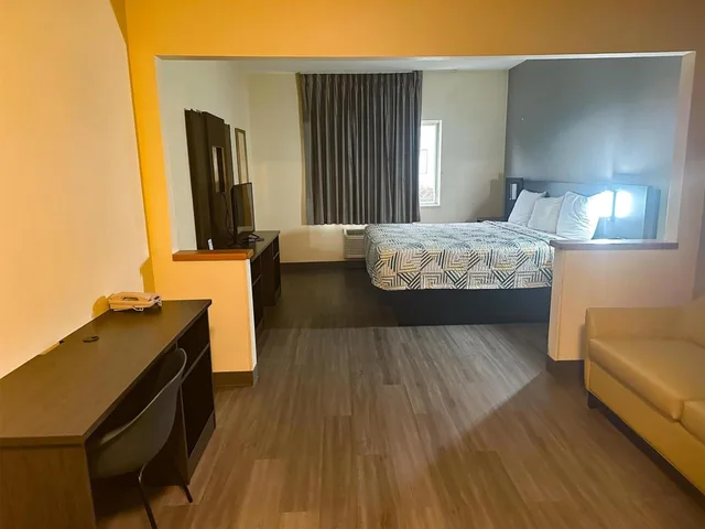 1 King Bed - Suite, Non-Smoking, Micfridge، Motel6 Anderson, IN - Indianapolis 9/10