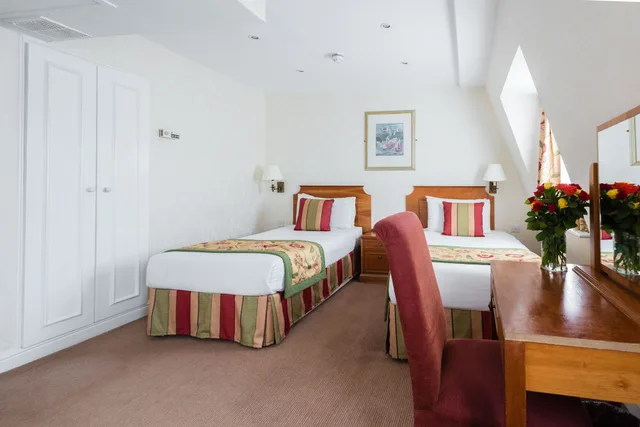 غرفة ثلاثية بسرير كينج وسرير فردي، Byron Hotel 5/7