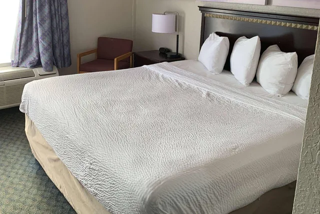 غرفة ثلاثية بسرير كينج، Days Inn By Wyndham Louisville Airport Fair And Expo Center 3/4