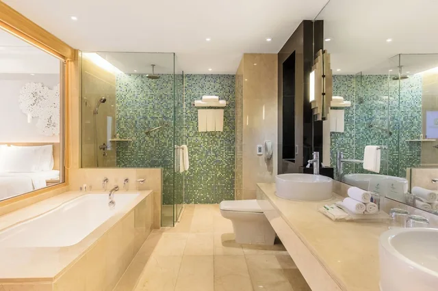 جناح بسرير كينج بمنطقة جلوس بحوض استحمام للمدخنين، Holiday Inn Bangkok Hotel 3/4