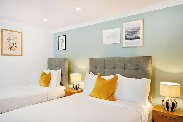 غرفة أساسية ثلاثية بثلاثة أسرّة، Huttons Hotel, Victoria London 2/2