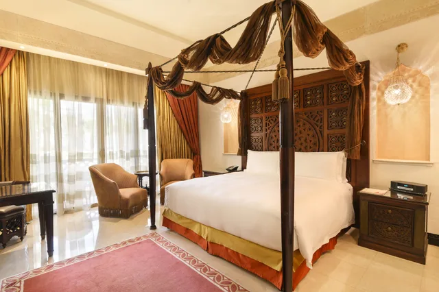 Deluxe, King Bed, Resort View، Sharq Village & Spa, a Ritz-Carlton Hotel 1/7