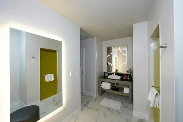 جناح كبير بسرير كينج بإطلالة على المدينة بغرفة نوم واحدة مع أريكة في طابق مرتفع، Elyton Hotel, Autograph Collection 2/5