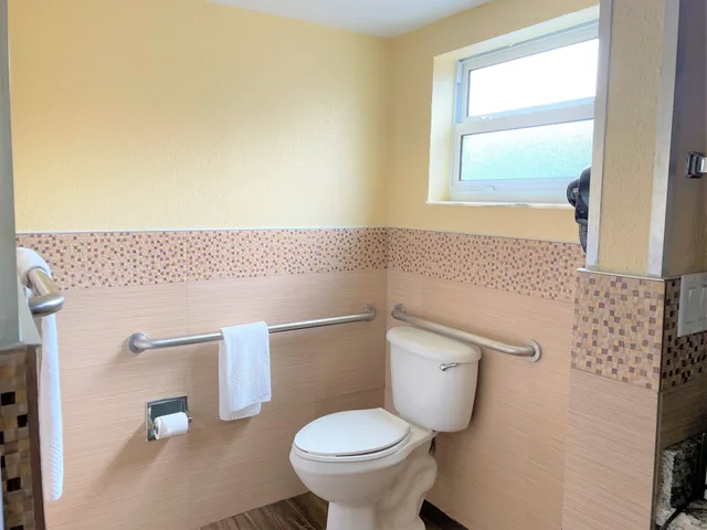 Room, King Bed, Accessible, Quality Inn and Suites Airport Cruise Port Hollywood 9/10