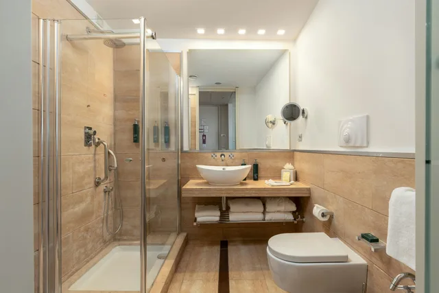 غرفة ديلوكس ركنية بسرير كينج، DoubleTree by Hilton Florence Metropole 2/2