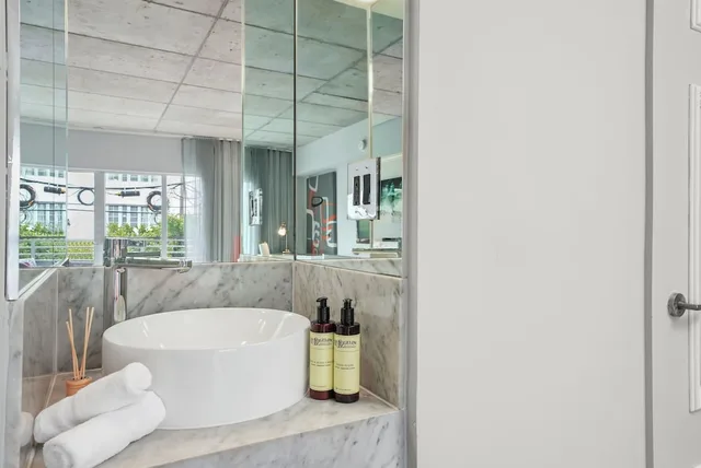 Superior, Queen Bed, Balcony, Riviera Suites South Beach 6/6
