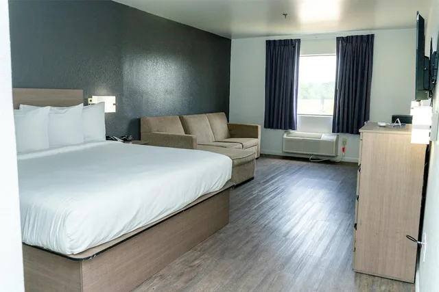 غرفة بسرير كينج، OYO Townhouse Donaldsonville - Gonzale 1/5
