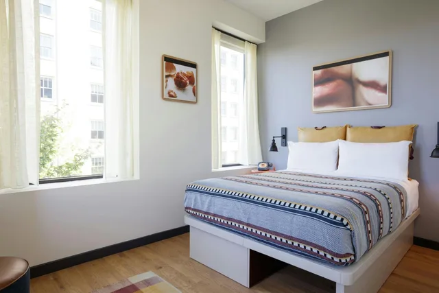 Room, Queen Bed, Street View, Accessible, Moxy Richmond Downtown 1/3