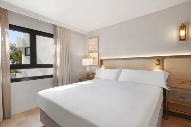 غرفة بسرير كينج بشرفة، Hilton Mallorca Galatzo 2/8