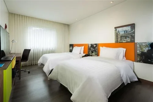 غرفة بسرير مزدوج أو سريرين منفصلين، Hampton by Hilton Medellin 1/2