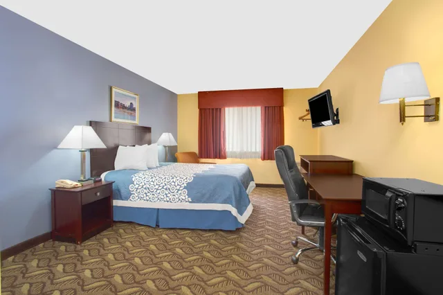 غرفة قياسية بسرير كوين، Days Inn by Wyndham North Platte 2/5