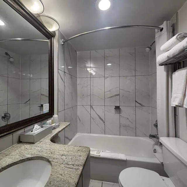 غرفة بسرير كينج وسريرين كوين، Super 8 by Wyndham Macleod Trail Calgary 8/9