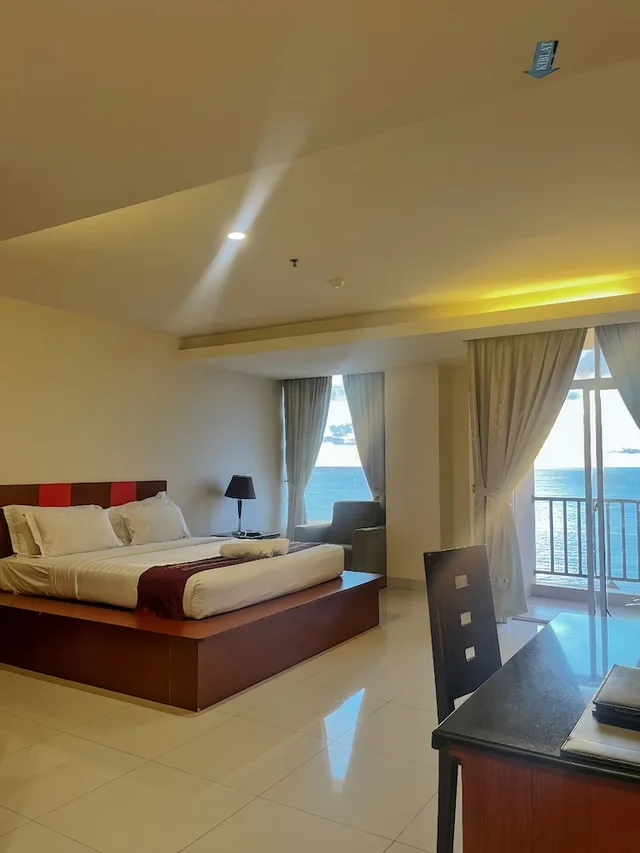 غرفة ديلوكس بسرير كينج بإطلالة على البحر، Lion Hotel And Plaza 1/5