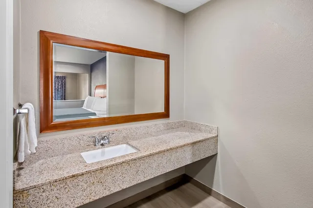 غرفة قياسية بسرير كينج، Rodeway Inn & Suites Jefferson 4/4