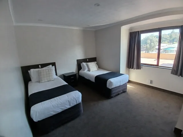 شقة عائلية بسرير مزدوج وسريرين منفصلين بغرفة نوم واحدة، Palm City Motor Inn 3/10
