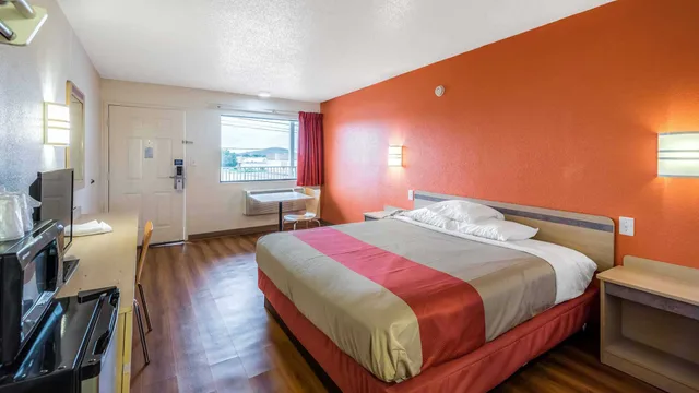 1 King Bed - Non-Smoking, Motel6 Anniston, AL 1/5