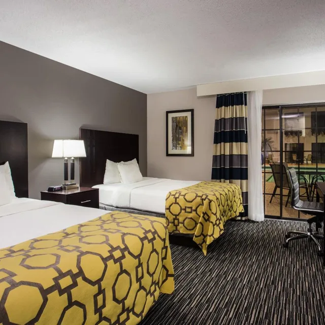 غرفة بسريرين كوين بحوض استحمام لذوي الإعاقة، Baymont By Wyndham Madison West/Middleton Wi West 2/2