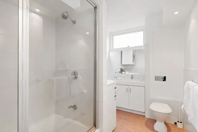 1 Bedroom, Deluxe, Apartment, Queen Bed, Garden View, 84 The Spit Holiday Apartments 6/8