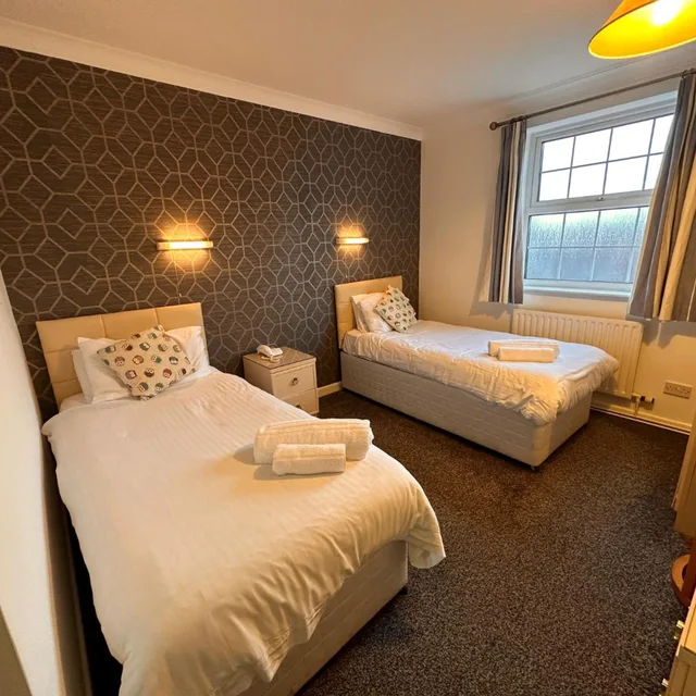 غرفة بسريرين منفصلين، Pine Lodge Hotel & Restaurant Mansfield 2/10