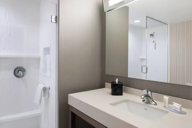 غرفة بسريرين كوين لذوي الإعاقة، Courtyard By Marriott Detroit Farmington 2/3