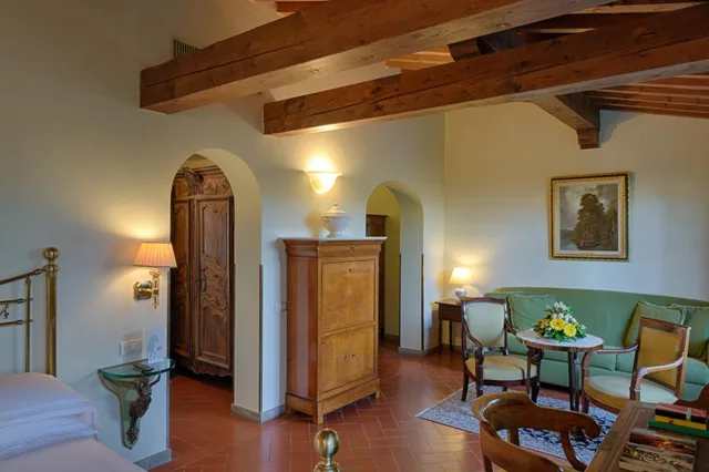 Junior Suite, Queen Bed, Private Garden, Sofa، Villa Olmi Firenze 4/4