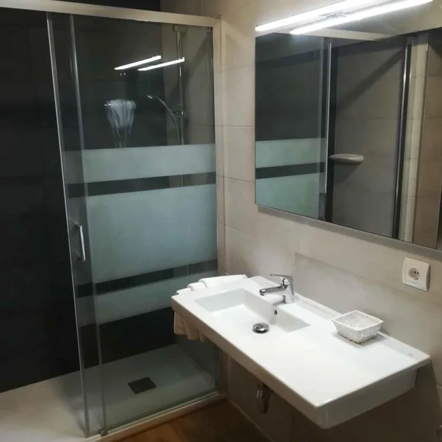غرفة ثلاثية، Hotel Vicente 7/8
