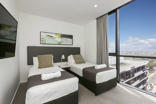 غرفة قياسية بسرير كوين وسريرين فرديين بـ3 غرف نوم، Qube Broadbeach 2/3